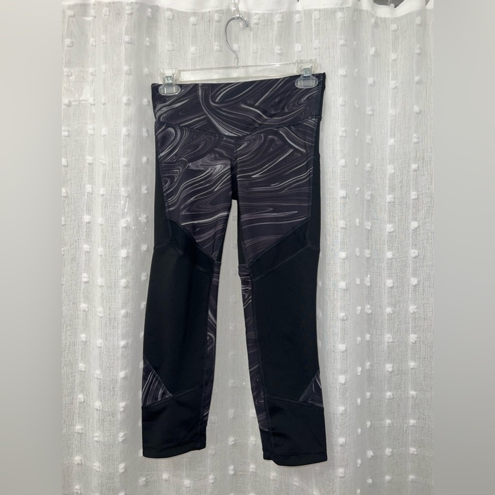 Cropped leggings with gray and white swirl design